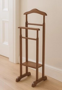 Porte-manteau autoportant en bois massif avec barre de suspension et étagère, design traditionnel pour entrée et salon - Product Image 3