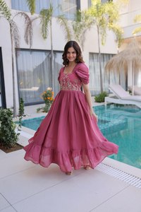 Vestido Largo Moderno de Diseñador Mal Chanderi, con Cuello Cuadrado y Mangas Cortas Plisadas, para Bodas, Fiestas de Compromiso y Eventos - Product Image 3