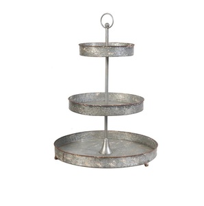 Support à gâteau en métal à trois niveaux avec poignée en anneau, plateau de service fait main pour desserts, présentoir pour cupcakes et pâtisseries - Product Image 4