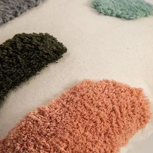 Coussin décoratif géométrique tufté carré style bohème avec broderie et pompons, design multicolore - Product Image 5