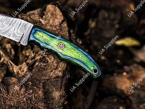 มีดล่าสัตว์และตั้งแคมป์ใบมีดเหล็กดามัสกัสคุณภาพสูง ขนาด 8 นิ้ว ด้ามจับไม้ปักก้าสีเขียวน้ำเงิน ออกแบบตามหลักสรีรศาสตร์ คมกริบ พร้อมซองหนัง รับผลิตแบบ OEM - Product Image 5