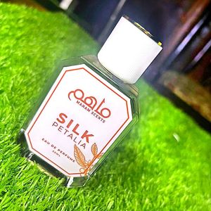 Perfume para Mujer de 50 ml, Botella de Vidrio Transparente Facetada, Tapa Blanca, Fragancia Floral Aromática de Larga Duración, Spray Silk Petalia Eau de Parfum - Product Image 3