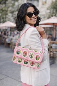 Sac à main rectangulaire rose brodé à la main KANT avec motif floral et design en fil de coton - Product Image 2