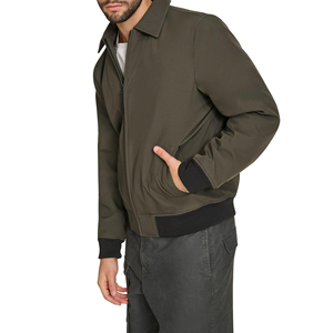 Cierre completo con cremallera para un fácil uso y estilo bomber clásico, ideal para las necesidades modernas y funcionales de ropa exterior. - Product Image 4