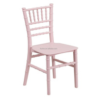 Chaises Chivari empilables en résine plastique rose miniatures et durables pour enfants