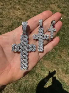 Pendentif Croix Hip Hop Iced Out Cuban Link Bling Diamant Luxe Micro Pavé Religieux en 3 Tailles pour Hommes - Product Image 3