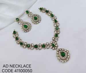 Parure de bijoux de haute qualité, plaqué or, avec zircon, motif floral, style ethnique traditionnel, comprenant collier, boucles d'oreilles et Maang Tikka, pour mariage indien et fêtes - Product Image 1