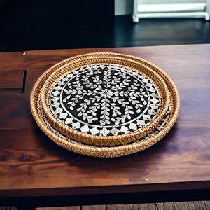 Plateau de service en rotin noir de luxe avec incrustations de nacre, idéal pour une présentation élégante de la table et pour l'accueil des invités. - Product Image 3