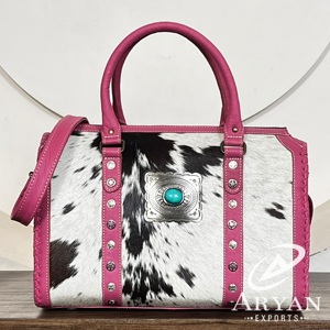 กระเป๋าหนังแท้ดีไซน์เนอร์รุ่นใหม่ปี 2026 ทรง Speedy Bag สะพายข้าง  ลายพรีเมียม  ตกแต่งด้วย Concho สีเขียวขุ่น - Product Image 1