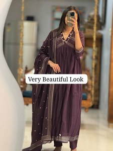 Magnifiques ensembles de costumes en pur coton 60/60, comprenant un haut et un pantalon avec dupatta, parfaits pour le quotidien et les fêtes de bureau, en promotion. - Product Image 6