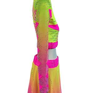 Nuevo Uniforme de Porristas con Estampado Rosa y Amarillo, Pedrería, Impresión por Sublimación Profesional, Estilo Falda, 100% Poliéster, Personalizable - Product Image 3