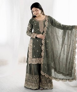 Ensemble haut, pantalon palazzo et dupatta en soie Fendi de créateur, brodé de sequins, tenue de fête, prix de gros, vêtement ethnique vert - Product Image 4