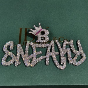 Colgante de Moissanita Incolora con Incrustaciones de Diamantes Estilo Hip Hop en Plata 925 - Letras SNEAKY con Colgante de Corona para Uso Diario de Mujer - Product Image 5