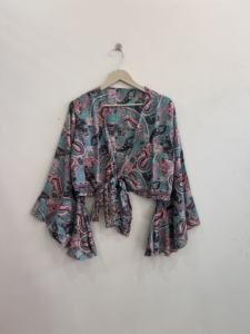 Vente en gros d'ensembles variés de crop tops en soie pour femmes, hauts à nouer style hippie, chemisiers pour femmes - Product Image 6