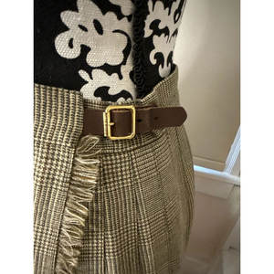 Jupe écossaise classique 100 % laine marron et beige pour femme, plissée à l'arrière avec boucle dorée - Product Image 2