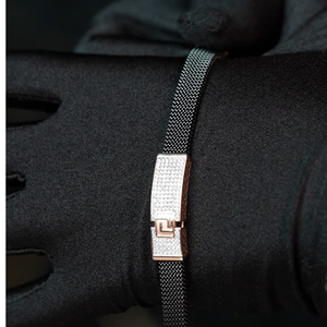 Cinturón punk de titanio para hombre con brazalete de malla dorada con letras personalizadas y diamantes cultivados en laboratorio. - Product Image 2