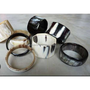 Bracelet en corne sculpté GridTone | Bracelet classique en corne large avec gravure à grille minimale | Torsion traditionnelle audacieuse - Product Image 1