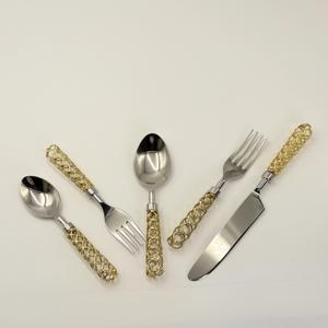 Juego de Cubiertos Hechos a Mano de Acero Inoxidable con Acabado Espejo y Diseño Decorativo con Hilos Dorados, Mangos Metálicos para Vajilla y Utensilios de Cocina - Product Image 5