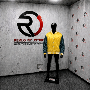 Veste de baseball premium en satin jaune brillant et bleu sarcelle foncé, style varsity, avec manches contrastées jaunes et rayures blanches - Product Image 3