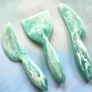 Ensemble de couteaux à fromage en résine, texture marbrée, motif tourbillon aquatique, couleur personnalisée, finition mate, haute qualité, passe au lave-vaisselle, compatible micro-ondes - Product Image 5
