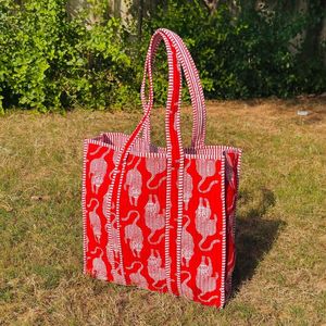 Bolso Tote Acolchado con Estampado de Animales de la Selva, Bolso de Mano de Algodón con Temática de Jungla, Bolso Tote Único y Distintivo - Product Image 2