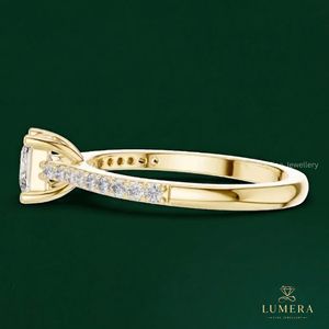Anillo Solitario de Diamante Cultivado en Laboratorio con Forma de Princesa, con Acentos de Oro Amarillo y Piedras Laterales con Micropavé, Joyería Fina Clásica para Mujer - Product Image 2