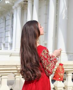 Vestido Anarkali elegante y moderno de chifón con bordado de zari y hilo, cuello barco, sin mangas, con dobladillo acampanado y largo hasta el suelo, ideal para fiestas, para mujer. - Product Image 4