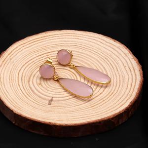 ต่างหูทรงหยดน้ำประดับพลอยแคลเซโดนีสีชมพูทันสมัย ชุบทองคำเวอร์เมล ของขวัญสำหรับงานหมั้น ผลิตโดยผู้ผลิตต่างหู - Product Image 3