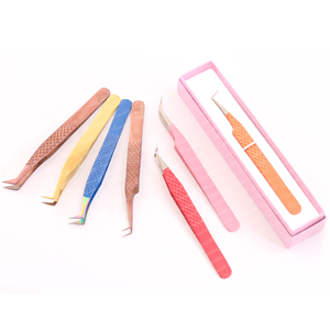Les pinces professionnelles pour extensions de cils sont fabriquées en acier inoxydable de haute qualité pour une application précise et confortable des cils. - Product Image 2