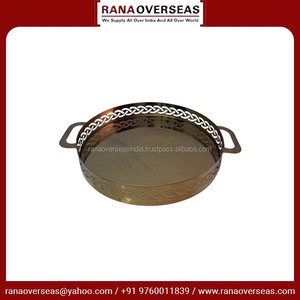 Bandeja decorativa para servir con diseño de calado de metal con doble MANGO y chapado en oro para alojar y mostrar alimentos y bebidas - Product Image 3