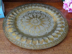 Plaque de chargeur moderne en laiton avec gravure unique et design gaufré, parfaite pour la décoration et l'approvisionnement de la table de dîner élégante - Product Image 3