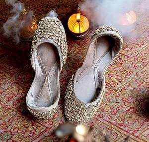 Calzado Tradicional Punjabi de Alta Calidad con Pedrería y Bordado Gota, Estilo Elegante y Moderno para Mujer - Product Image 1
