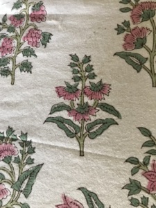 ผ้าฝ้ายพิมพ์ลายด้วยมือ – ลายดอกบุตะสีชมพู |   ฐานสีขาว |   สิ่งทอทำมือจากอินเดีย - Product Image 3