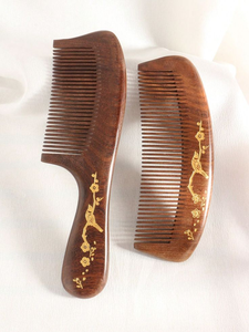 Peine de madera de sándalo tallado a mano con dientes finos, artesanía natural de la India, disponible aquí por Decor World Expo - Product Image 5