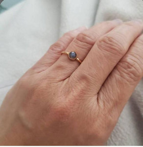 แหวนทำมือประดับพลอยอะความารีนสีโรสโกลด์ ดีไซน์เรียบหรู ขนาดเล็ก สไตล์มินิมอล โบโฮ เครื่องประดับบำบัด ขายส่งโดย Hari Om Creations - Product Image 2