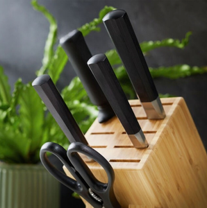 Couteaux de cuisine à manche noir avec lames argentées, bloc de rangement en bois brun et ciseaux pour la préparation culinaire quotidienne (hachage, découpe) - Product Image 6
