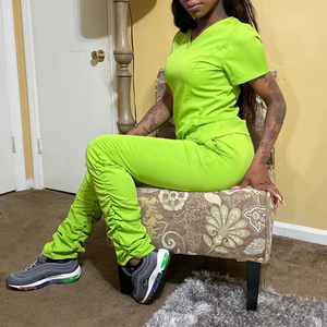 Uniformes de Hospital al por Mayor: Conjuntos de Uniformes Médicos para Enfermeras con Blusas de Manga Corta con Volantes y Pantalones Jogger Apilados - Product Image 1