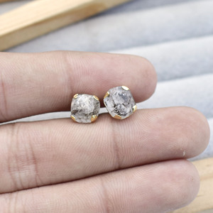 Boucles d'oreilles clous en diamant Herkimer naturel, sertissage à griffes électroplaqué, faites à la main, bijou cadeau pierre de naissance d'avril - Product Image 4