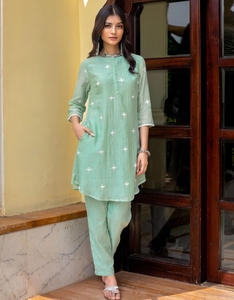 ชุดเซ็ตเสื้อผ้า KV สีเขียวพาสเทล แต่งกระจก ทรงเอไลน์ (ชุด 2 ชิ้น) - Product Image 3