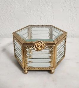 Boîte à bijoux minimaliste en métal, forme cube avec couvercle, facile à transporter, faite à la main, boîte en verre encadrée couleur or et bacs, articles cadeaux - Product Image 4