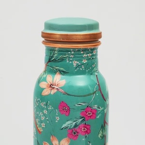 Botella de Agua Decorativa Vintage de Cobre, Perfecta para Boutiques y Regalos, Botella con Motivo de Aves y Flores en Venta - Product Image 1
