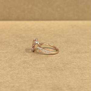 Anillo de Oro de 14K Premium con Morganita Natural en Corte Corazón Rosa, 3.63 CT en el Centro con Piedras Laterales de 0.52 CT, Diseño de Joyería para Novia - Product Image 6