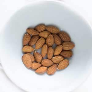 Amandes 95% sans gras, ingrédient à base de noix pour une alimentation équilibrée et une sélection de produits d'épicerie inspirée du bien-être - Product Image 4