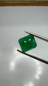 Émeraude naturelle zambienne de 3,75 carats, forme octogonale, pierre précieuse vert foncé facettée, pierre précieuse pour la fabrication de bijoux fins - Product Image 3