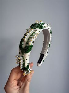 Bandeau pour cheveux brodé traditionnel avec des perles complexes faites à la main et un design décoratif élégant - Product Image 2