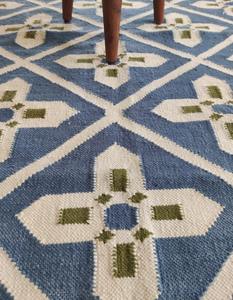 Tapis Durrie en laine fait main à poils ras, motif géométrique moderne bleu et blanc, tissage plat, pour la prière et l'usage domestique - Product Image 6