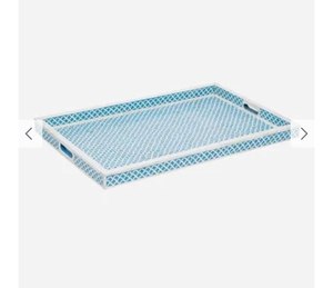 Plateau de service de style minimaliste avec motif géométrique, finition en résine bleue et blanche et poignée en os poli, pour usage résidentiel. - Product Image 1