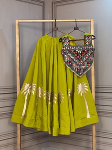 Conjunto de Lehenga Étnico Romano de Calidad de Exportación con Detalles de Gota de Coco, Blusa Completamente Cosida y Diseño de 24 Kali - Product Image 1