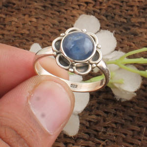 แหวนเงินแท้ 925 ประดับไคยาไนต์ทรงเหลี่ยมธรรมชาติ ดีไซน์คลาสสิก เหมาะสำหรับเป็นของขวัญในโอกาสแต่งงานและวันครบรอบสำหรับผู้หญิง - Product Image 3