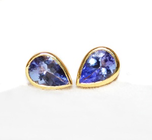 Boucles d'oreilles clous en or jaune massif 9K avec tanzanite naturelle en forme de poire sertie clos, bijoux fins, Memoria Jewels - Product Image 2